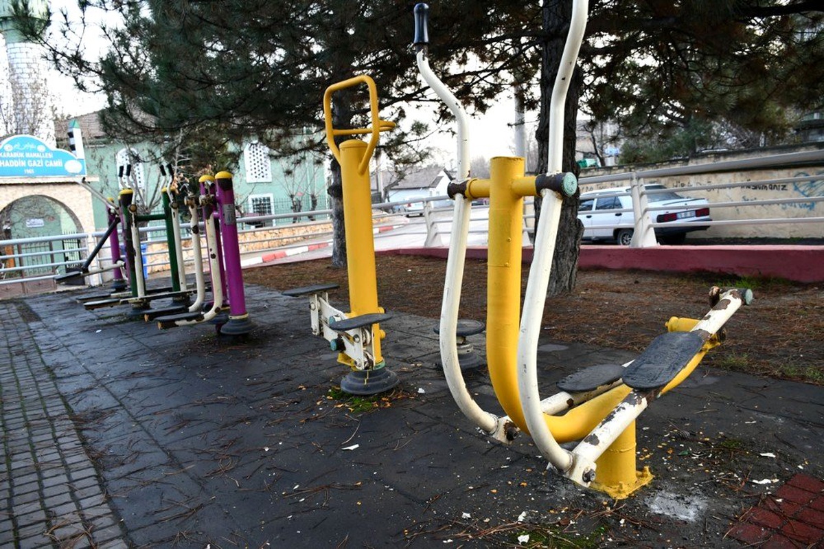 Çocuk parklarında bakım yapılıyor