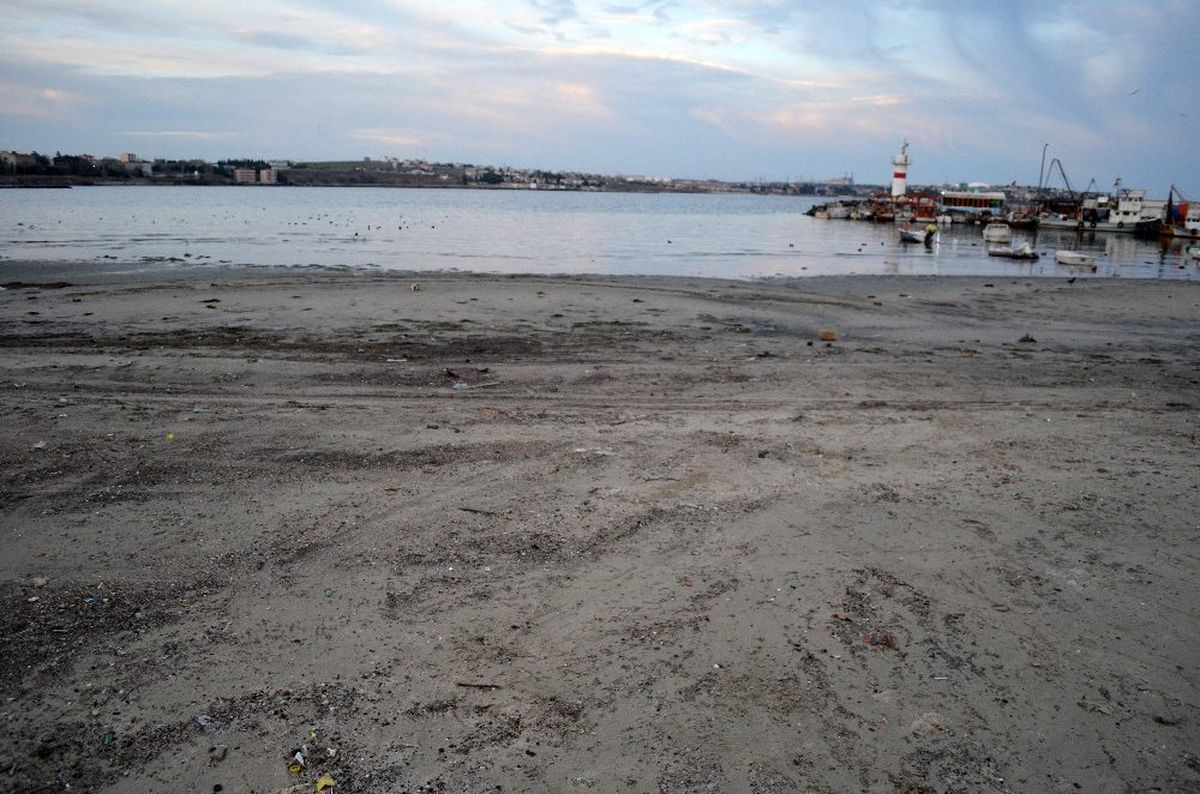 Deniz çekildi, balıkçı tekneleri ortada kaldı