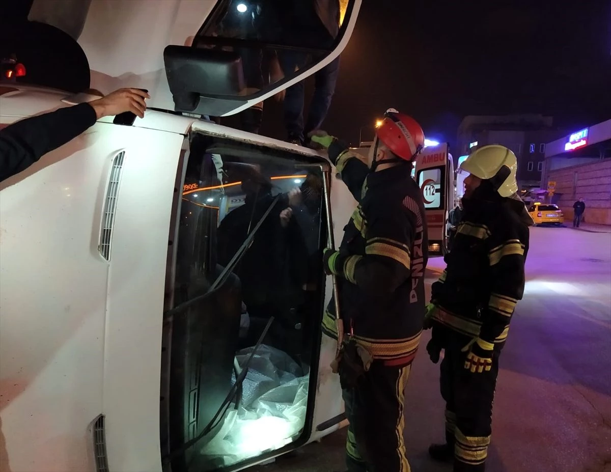 Denizli\'de belediye otobüsüyle minibüs çarpıştı: 3 yaralı