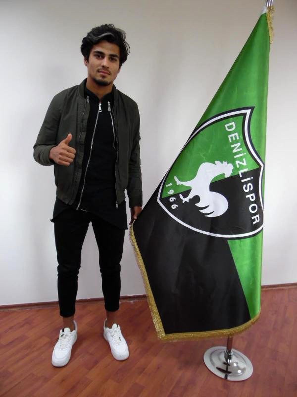 Denizlispor\'a genç savunmacı