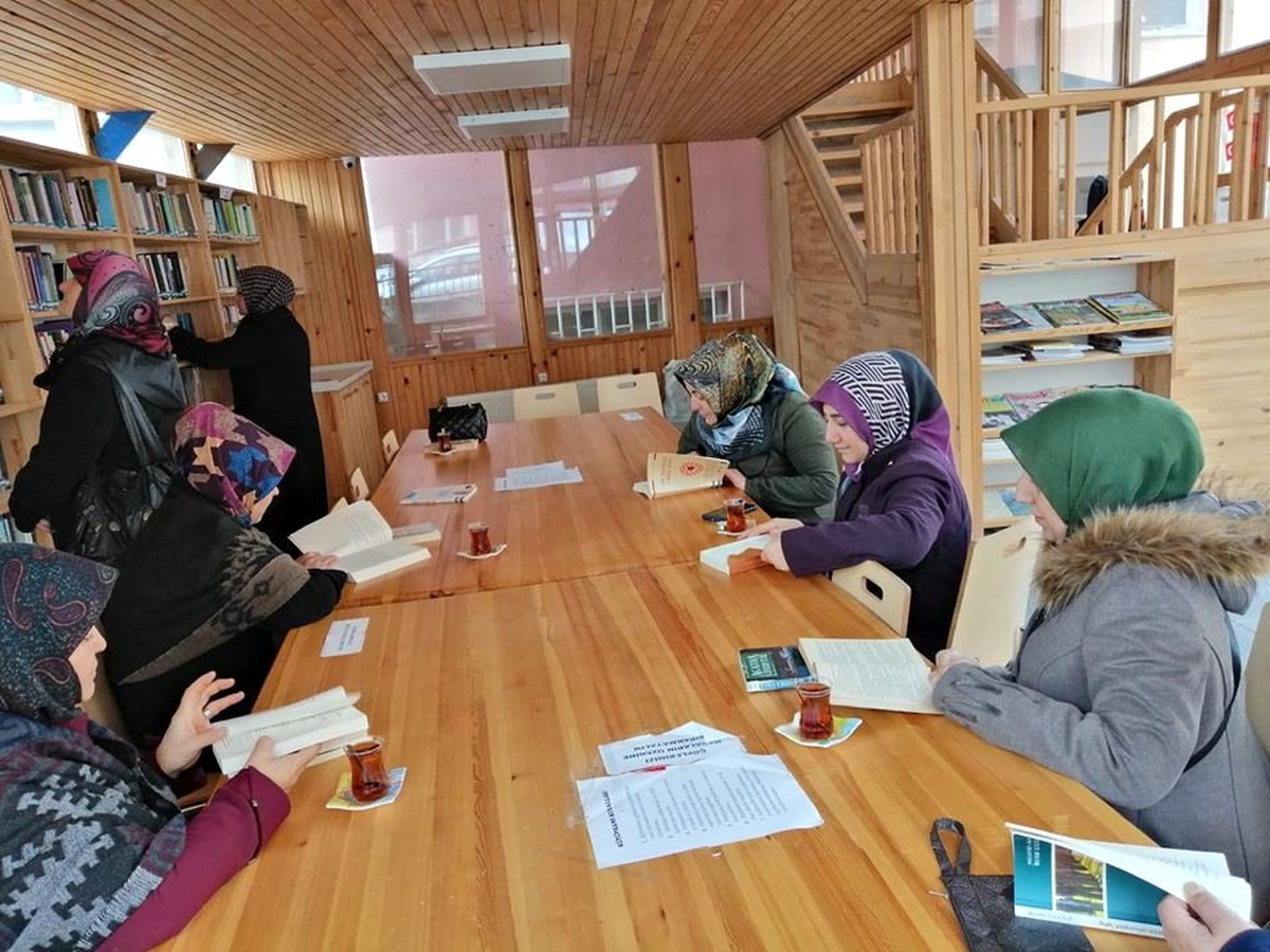 Dikiş nakış kursiyerleri, kampanyaya destek için kitap okudu