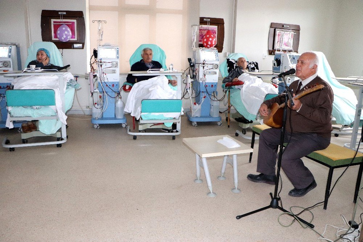 Diyaliz hastaları şarkılarla moral buldu