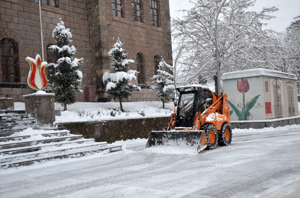 Doğu\'daki 3 ilde 317 yerleşim yerinin yolu ulaşıma kapandı