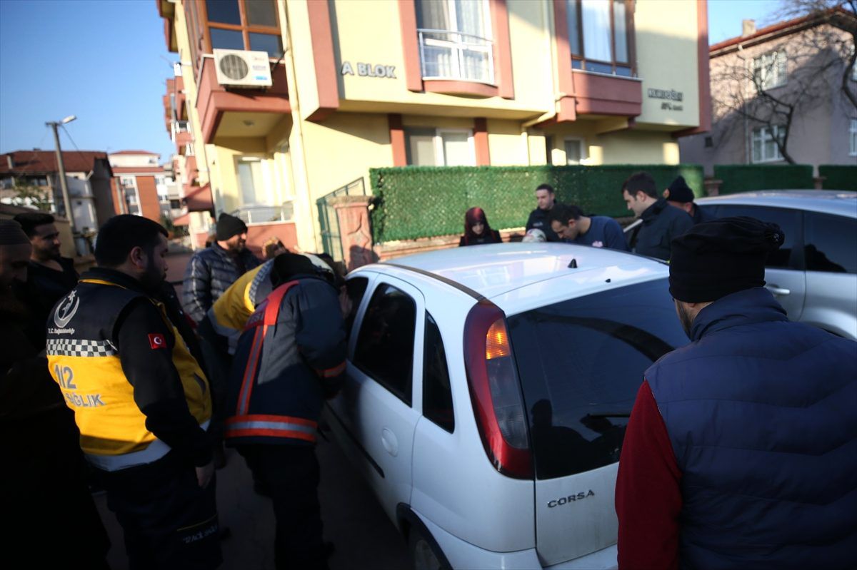 Düzce\'de kilitlenen otomobilde mahsur kalan çocuk kurtarıldı