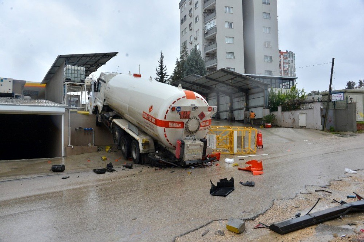 El freni çekilmeyen tanker askıda kaldı