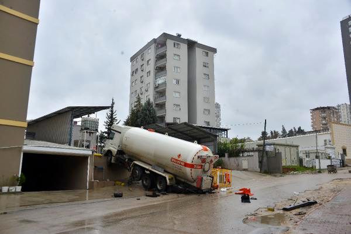 El freni çekilmeyen tanker rampadan düştü