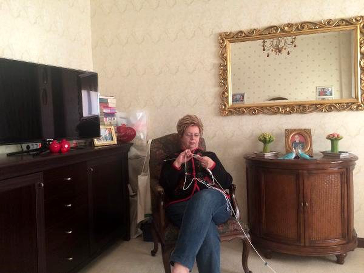 Elleriyle ördüğü berelerle yılbaşında Darüşşafakalı öğrencileri sevindirdi
