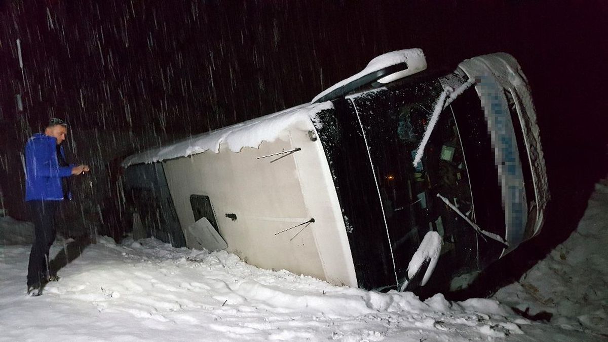 Erzincan\'da yolcu otobüsü devrildi: 16 yaralı