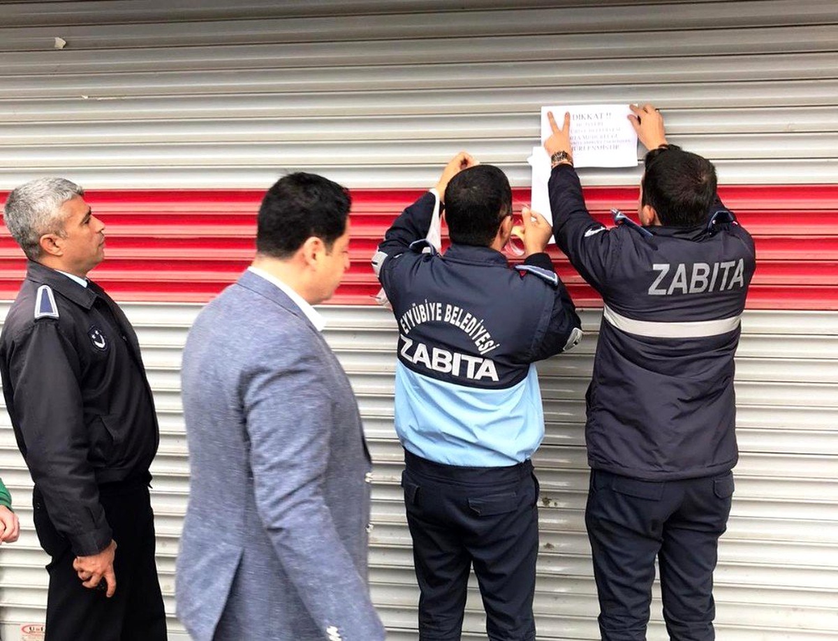 Eyyübiye\'de kaçak ve izinsiz deve kesimi yapan iş yeri mühürlendi