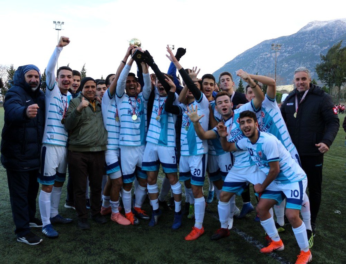 Genç erkekler futbolda Spor Lisesi şampiyon