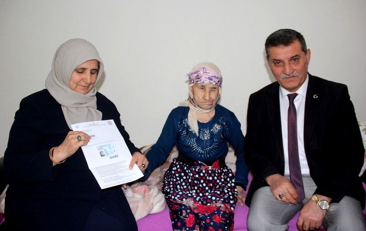 Hayatı boyunca kimliksiz yaşayan kadın, 85 yaşında kimlik sahibi oldu