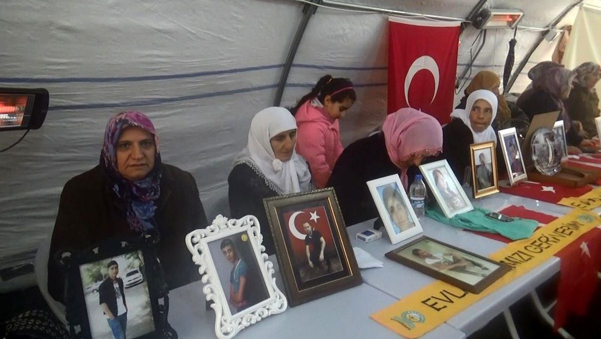 HDP önündeki ailelerin evlat nöbeti 123\'ncü gününde