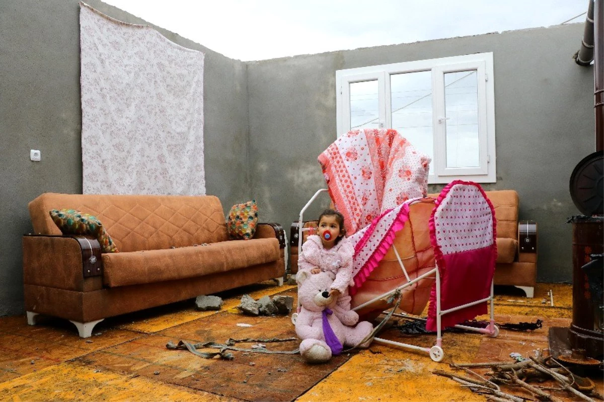 Hortumda evlerinin çatısı uçan aile bebekleriyle perişan oldu