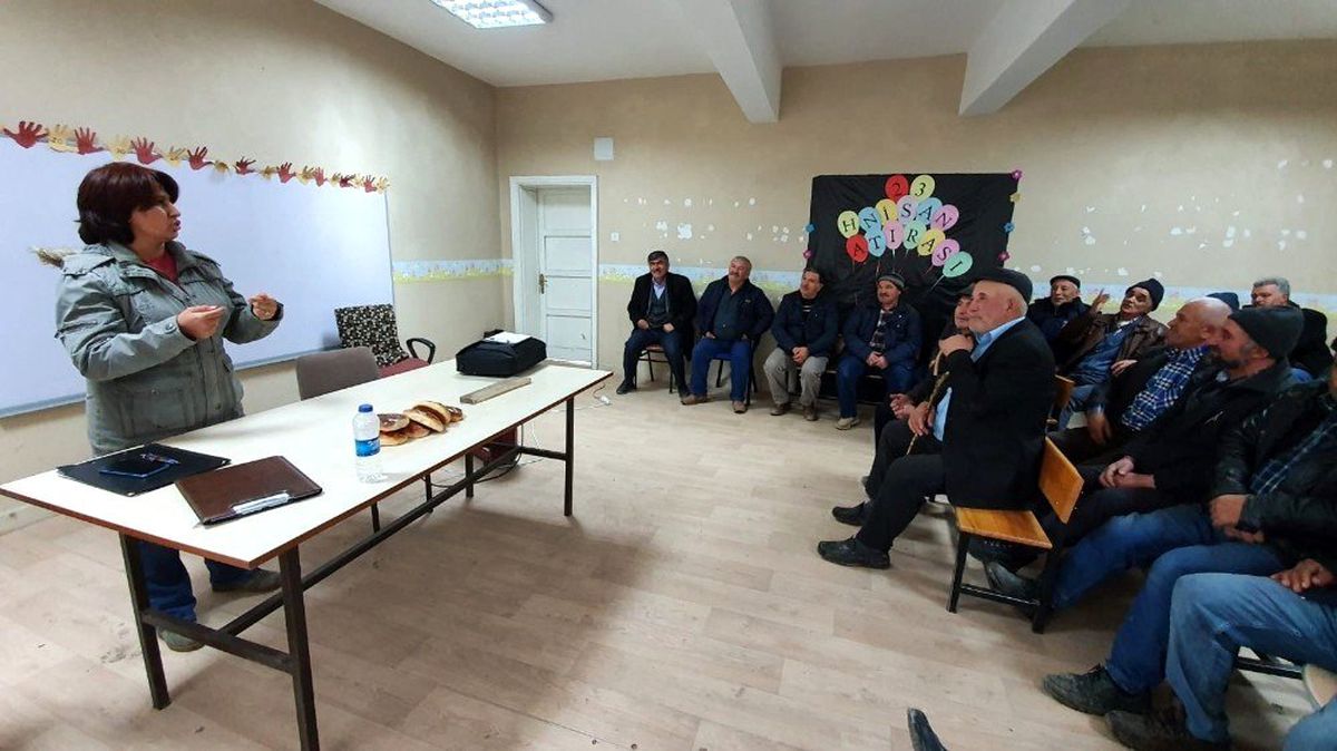 İhsaniye\'deki çiftçiler destek konusunda bilgilendirildi