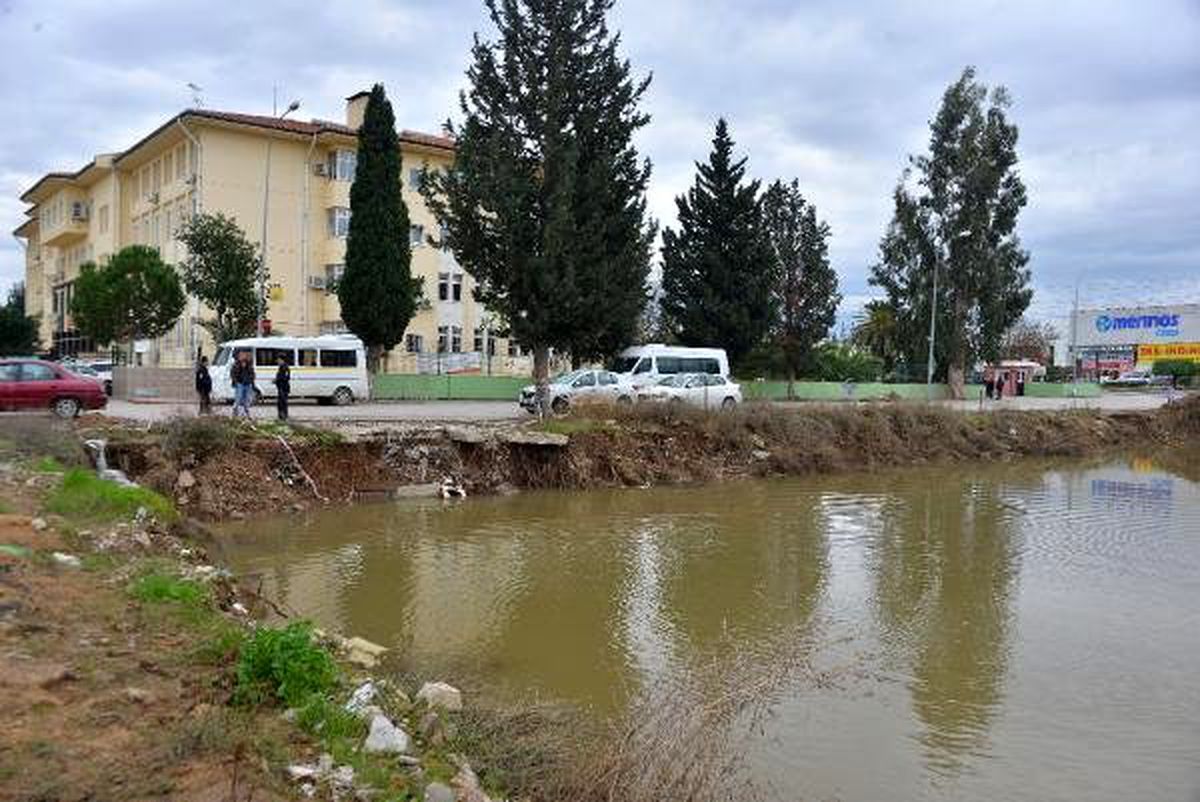 İnşaat temeli su doldu, polis öğrenciler için nöbet tuttu