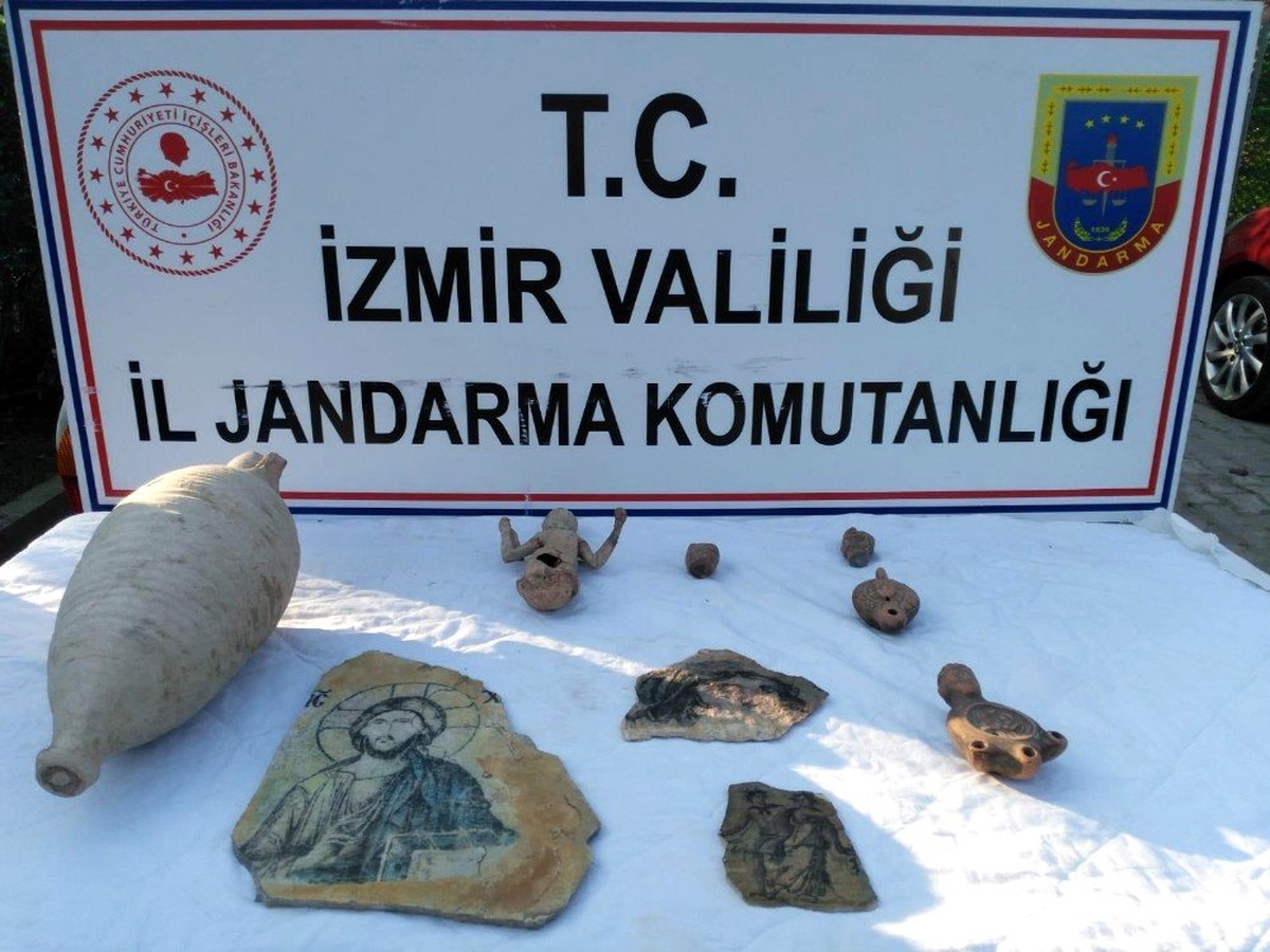 İzmir\'de tarihi eser kaçakçısına suçüstü