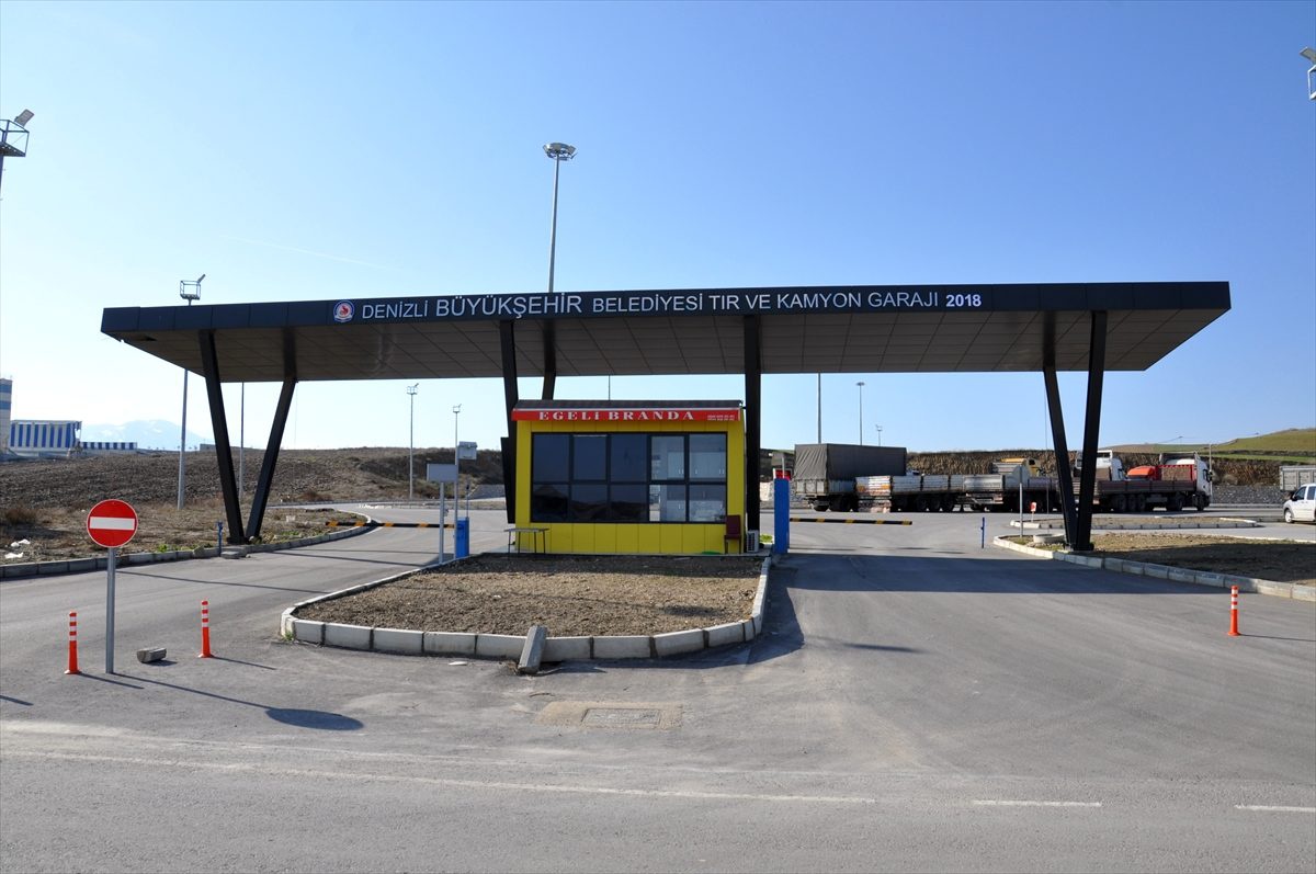 İzmir ve Denizli\'de nakliyeciler kontak kapatma eylemi yaptı