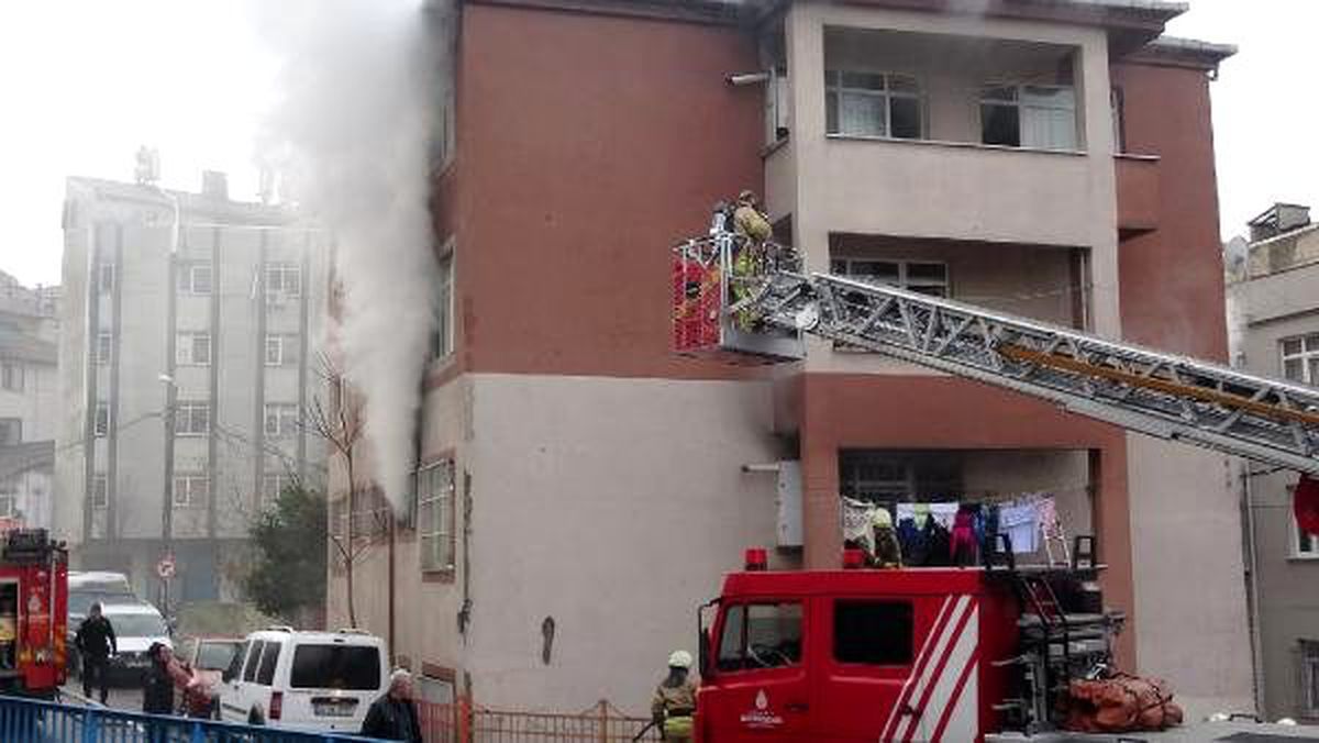 Kağıthane\'deki yangında dumandan etkilenenler kurtarıldı