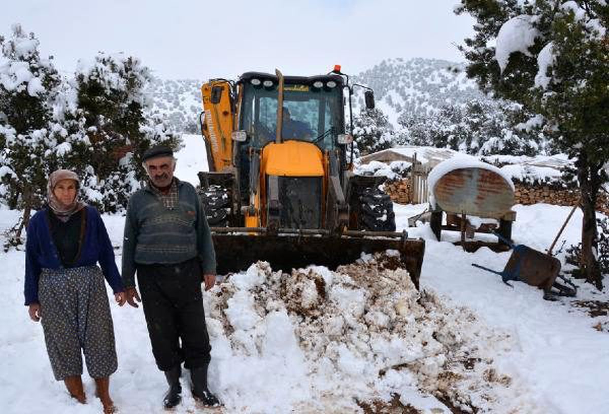 Karda mahsur kalan çoban ve keçi sürüsü kurtarıldı