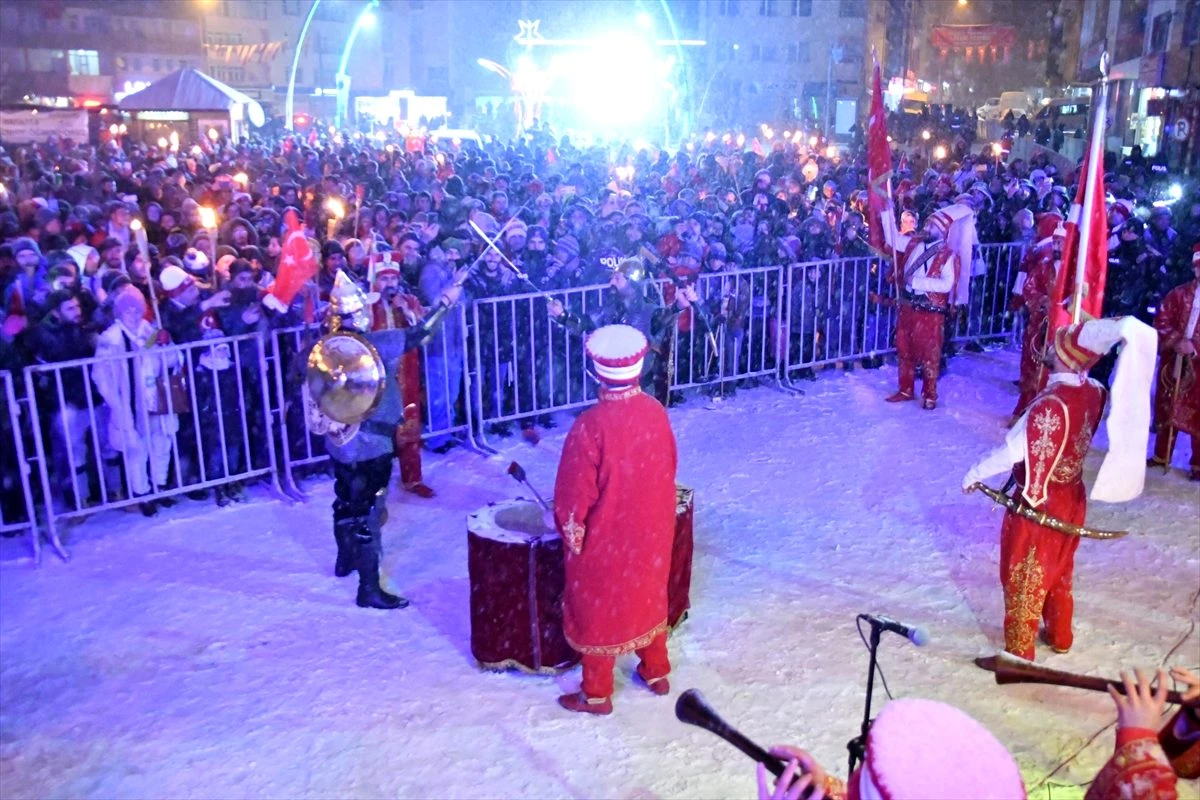 Kars\'ta 10 bin kişi "Sarıkamış şehitleri"ni anmak için kar altında meşaleyle yürüdü