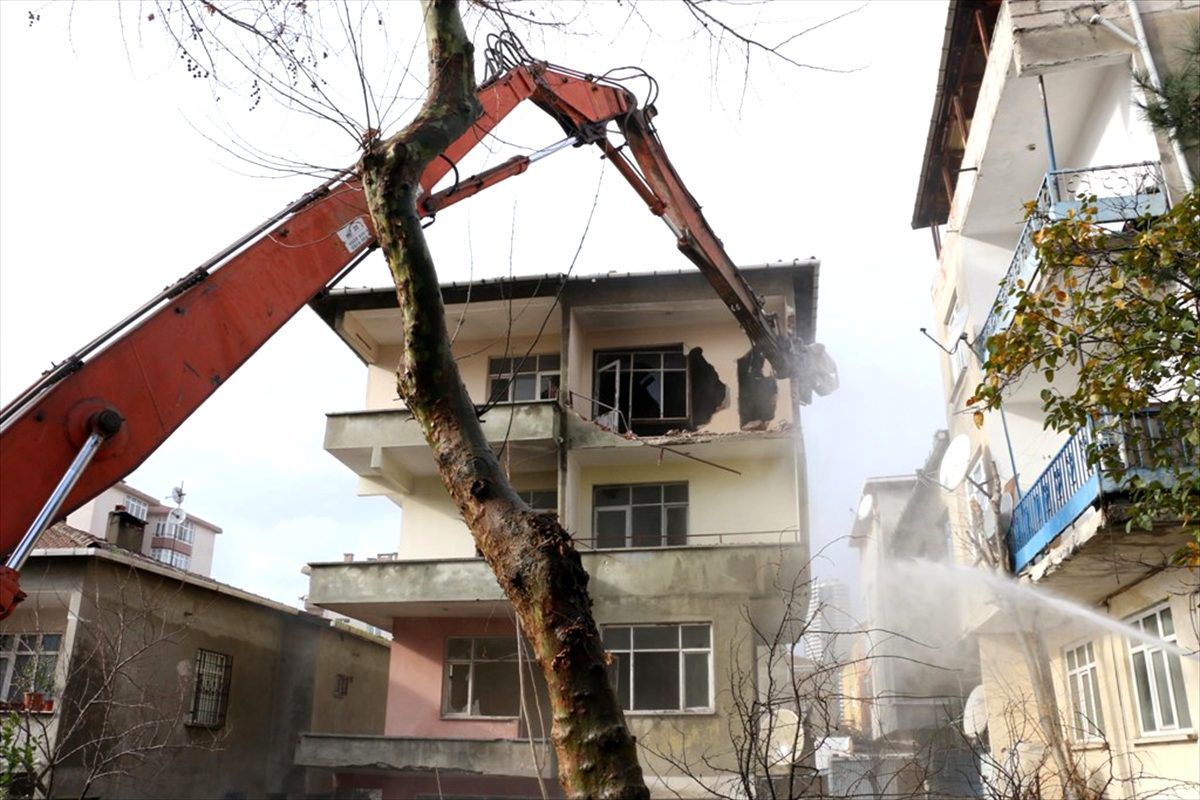 Kartal\'da metruk binaların kontrollü yıkımı sürüyor