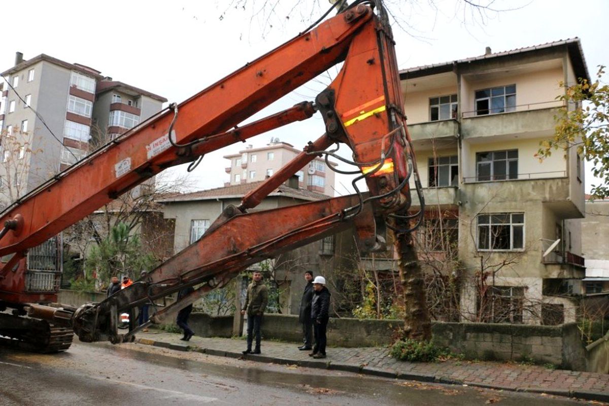 Kartal\'da metruk yapıların yıkımı devam ediyor