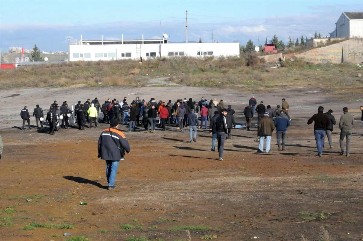 Kocaeli\'de yol kapatmak isteyen nakliyecilere polis müdahale etti