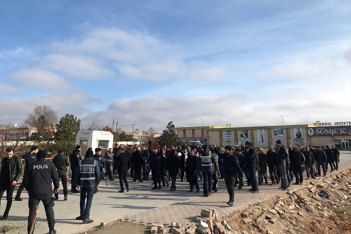 Konya\'da yol kapatmak isteyen nakliyecilere polis müdahale etti
