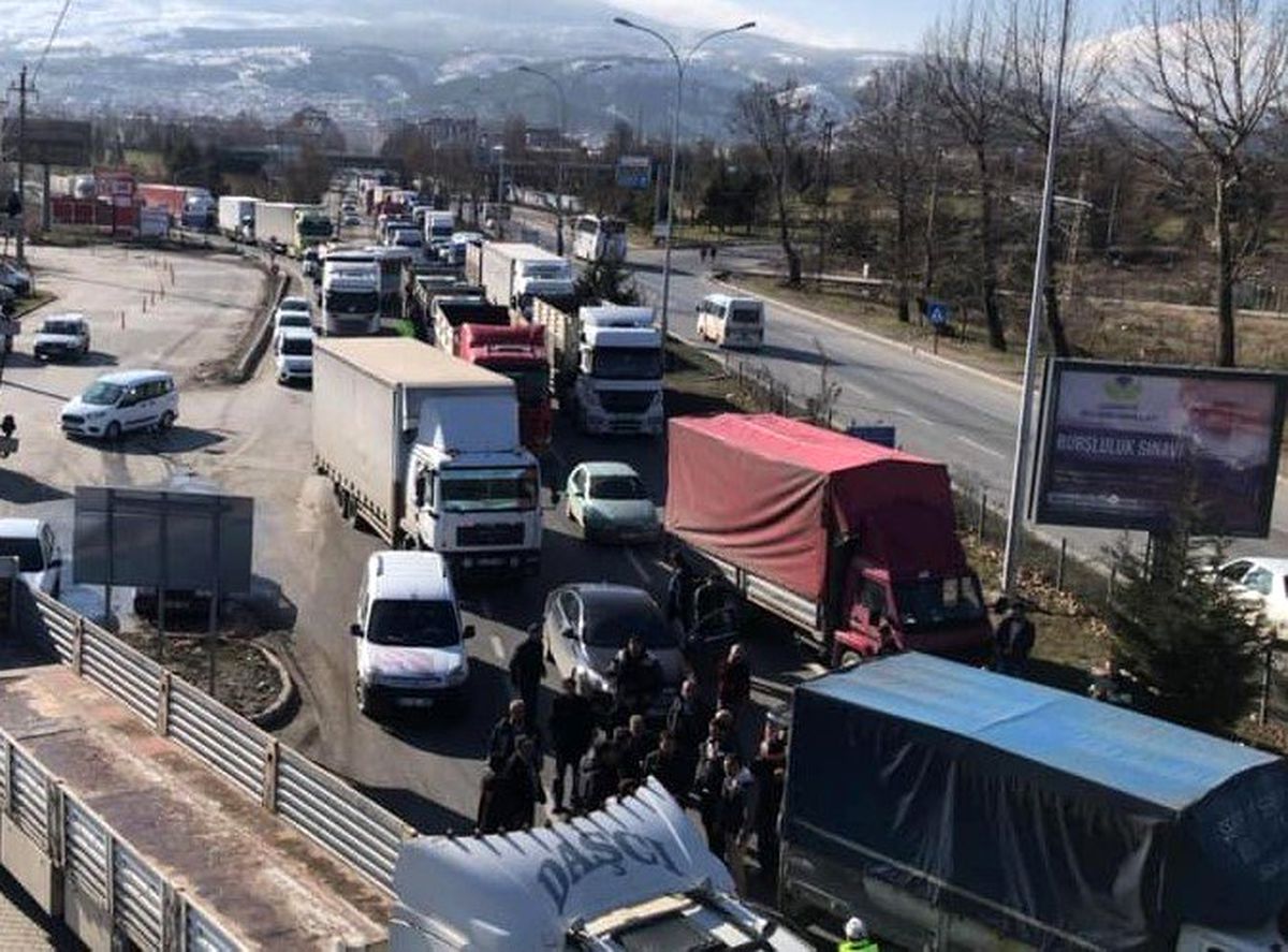 Kütahya\'da kamyoncular yol kapattı