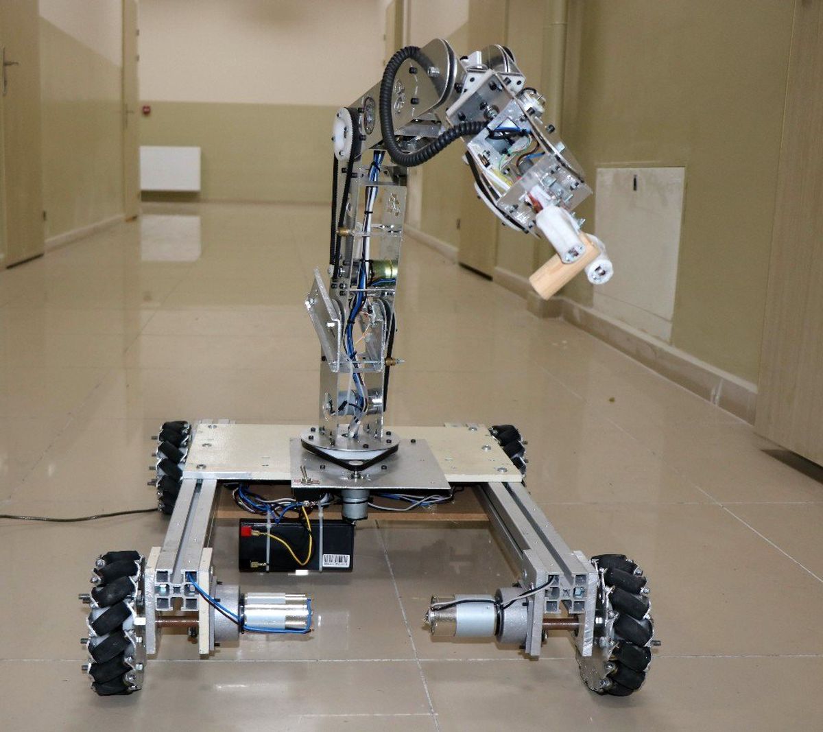 Liseli öğrenciler, olduğu yerde 8 yöne hareket edebilen robot kol yaptı