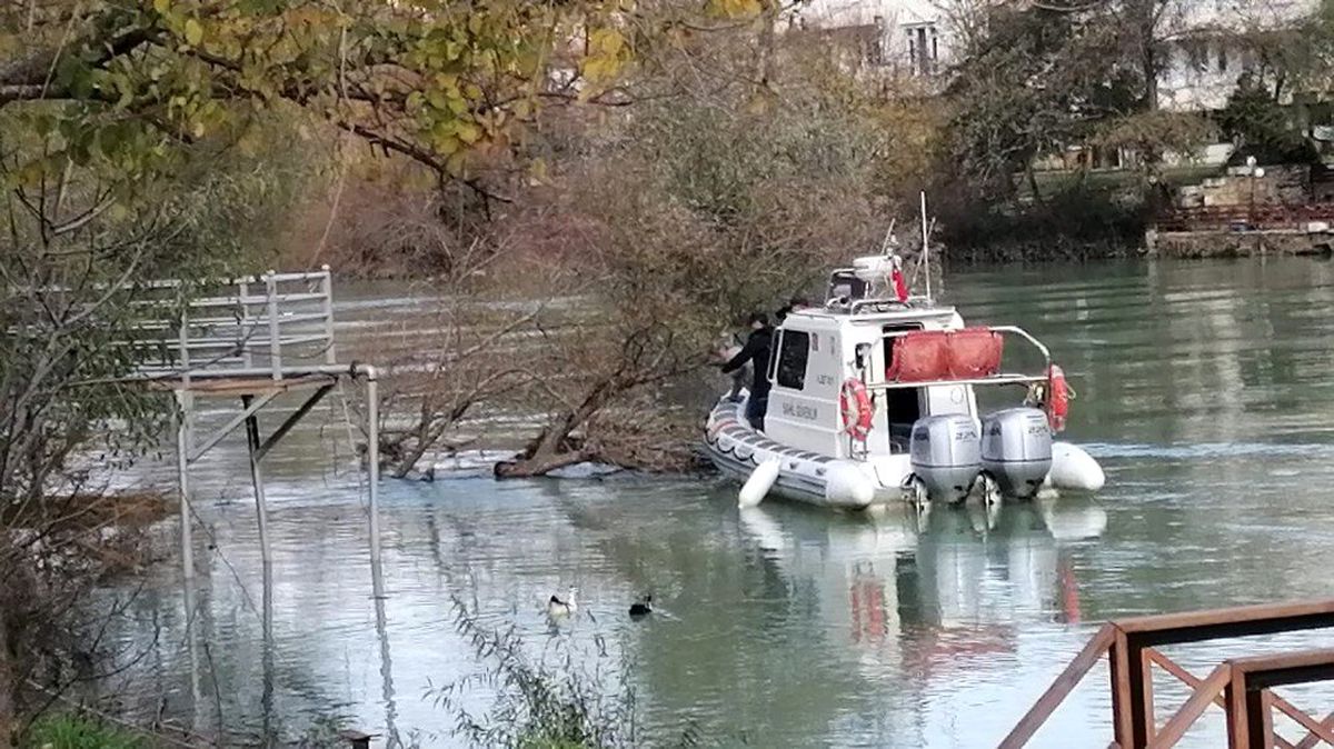 Manavgat Irmağı\'nda ağaca takılı erkek cesedi bulundu