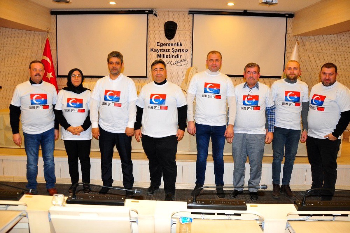 Manisa\'da Belediye Meclis üyelerinden Çin zulmüne tişörtlü tepki