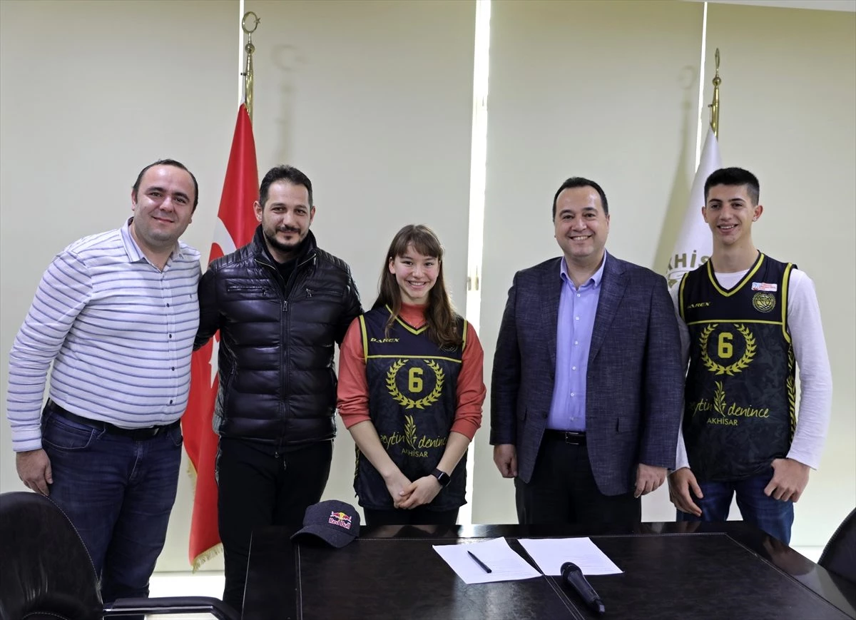 Milli cimnastikçi Ayşe Begüm Onbaşı, Akhisar Belediyespor\'a transfer oldu