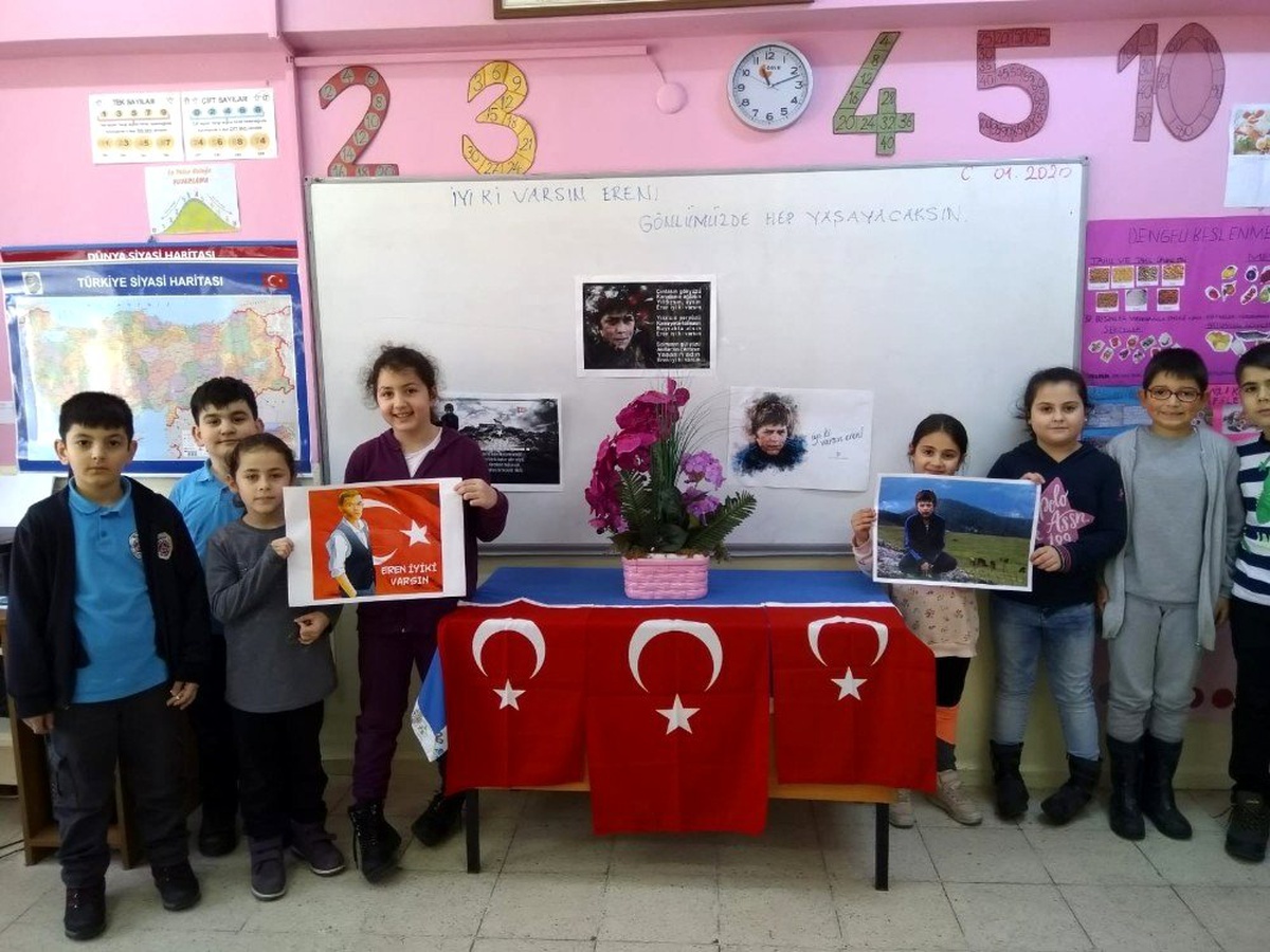 Minik öğrenciler Eren Bülbül\'ün 18. doğum gününü sınıflarında kutladı