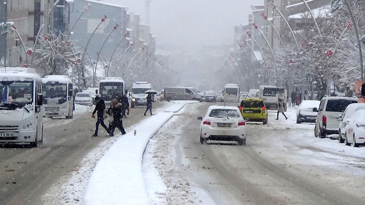 Muş\'ta 80 köy yolu ulaşıma kapandı