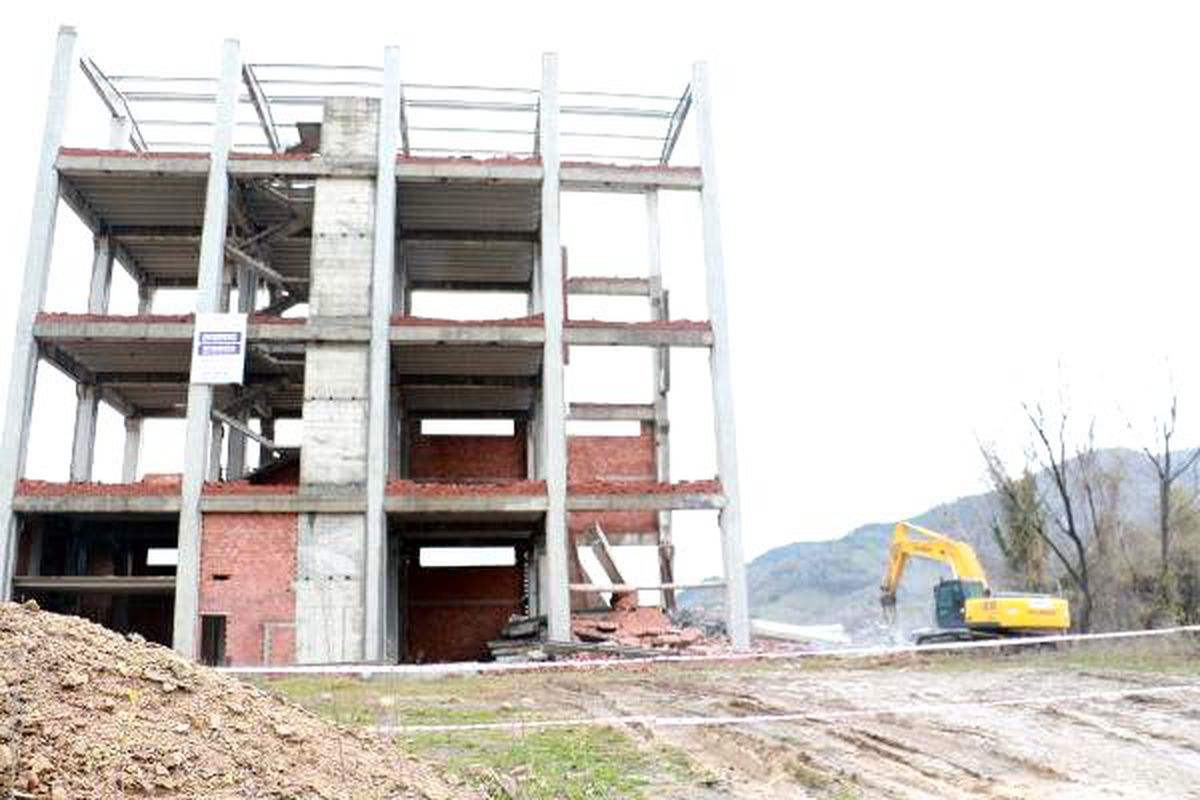 Ordu\'da dere yatağındaki 4 katlı fabrika inşaatının yıkımı başladı