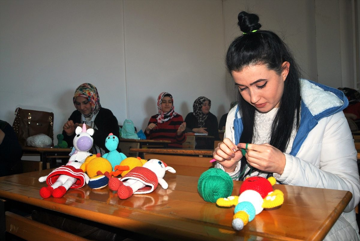 Organik örgü bebekler ile aile bütçesine katkı veriyorlar