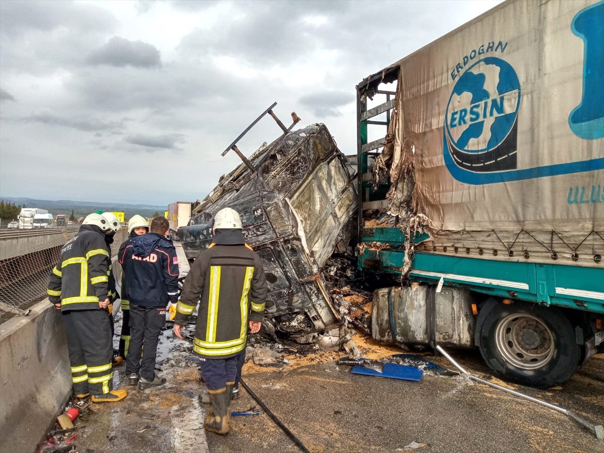 Osmaniye\'de akaryakıt yüklü tankere çarpan tır yandı: 1 ölü
