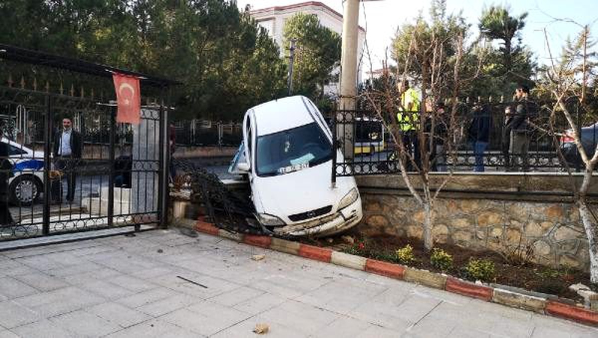 Otomobil villa bahçesine uçtu; sürücü yaralandı