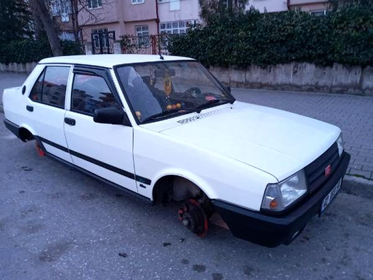 Otomobilinin lastikleri çalındı, \'Emekli adamım, her şeyim bu\' dedi
