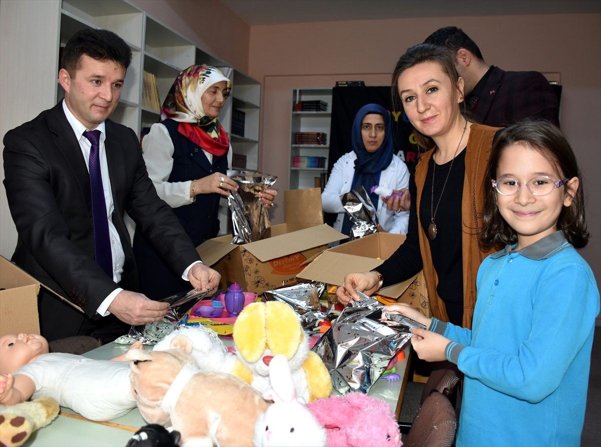 "Oyuncak kardeşliği" köy okulu öğrencilerinin yüzünü güldürdü