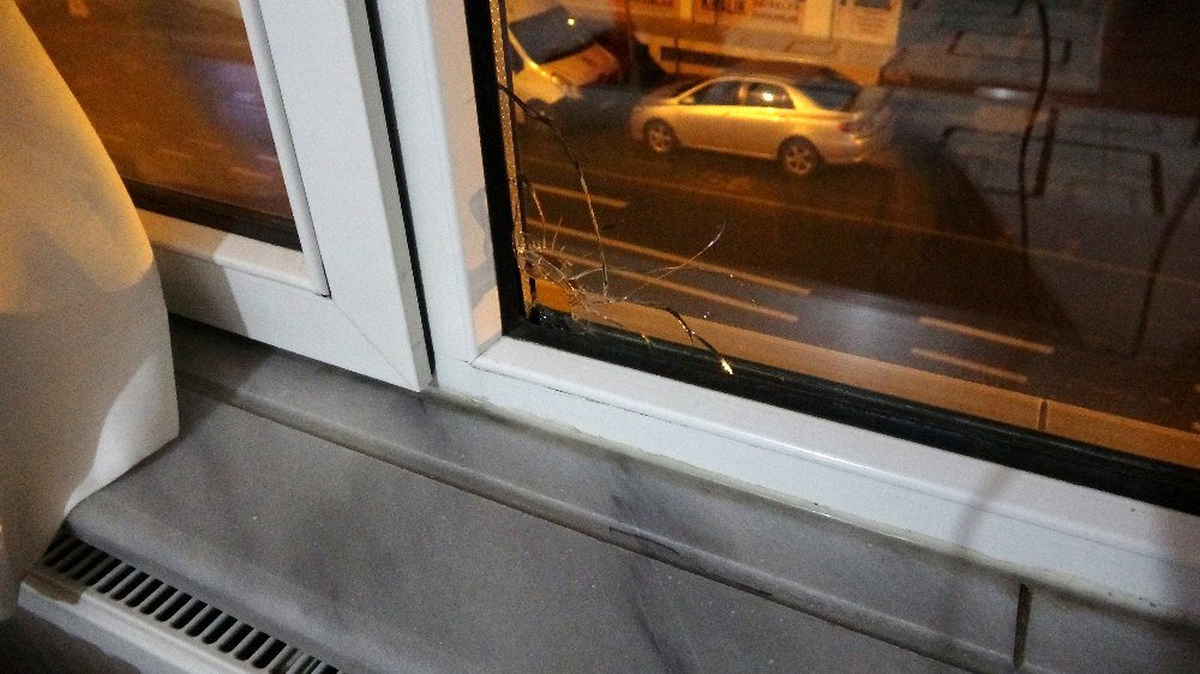 (Özel) Evin penceresine kurşun isabet etti, küçük çocuk saniyelerle ölümden döndü