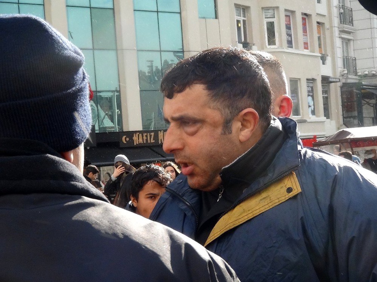 (Özel) Taksim\'de ortalığı bir birine katan turiste vatandaşlardan meydan dayağı