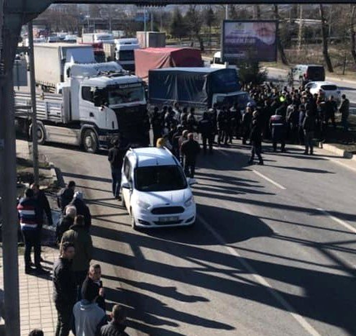 Polis, kamyoncuların yolu kapatmasına izin vermedi