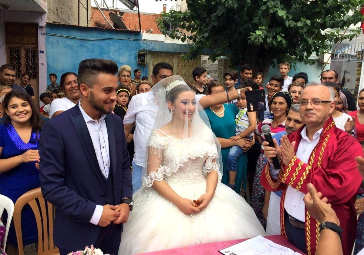 Salihli\'de 2019 yılında bin 282 çift evlendi
