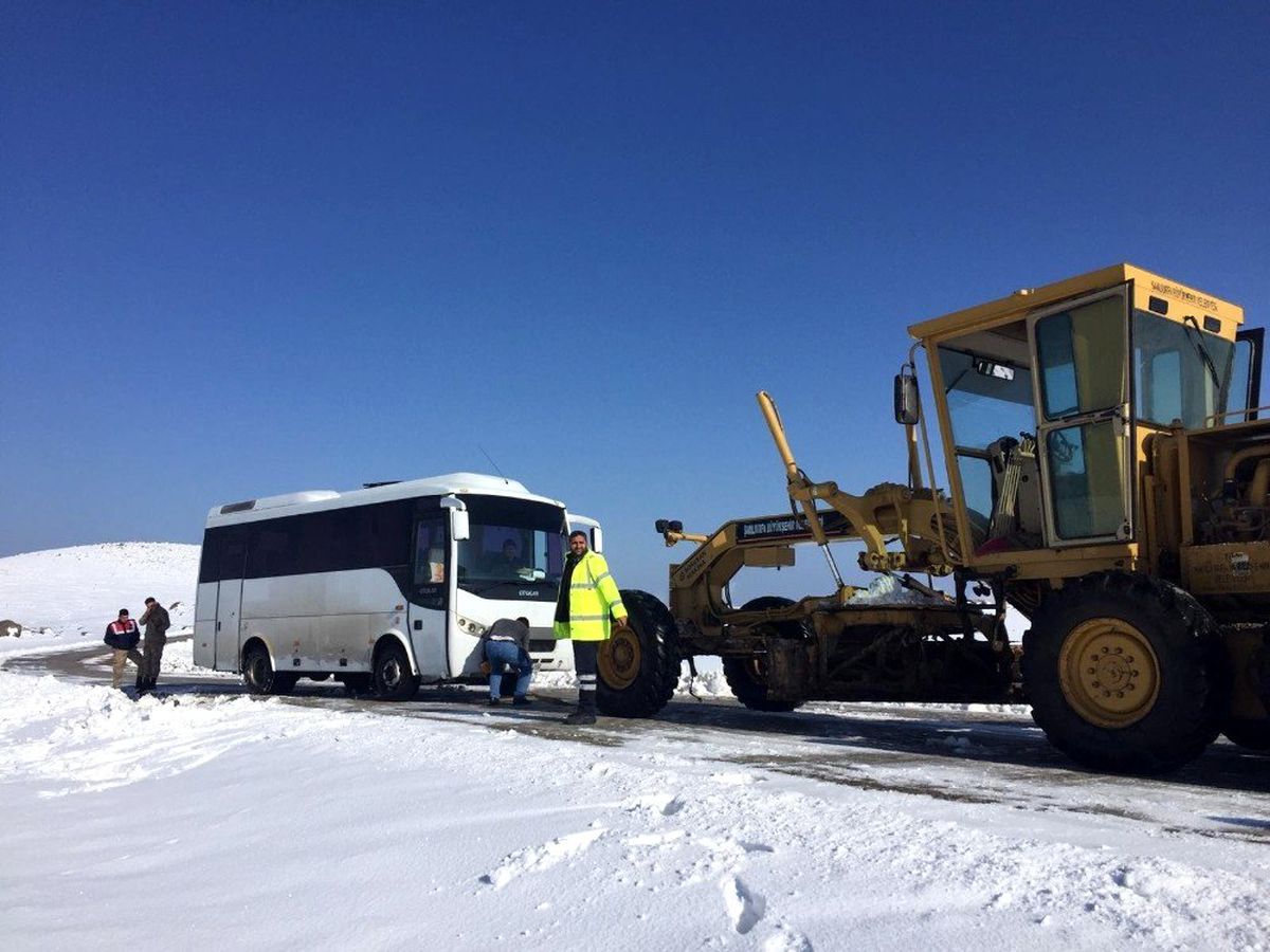 Şanlıurfa\'da kapanan yollar ekipler tarafından açılıyor