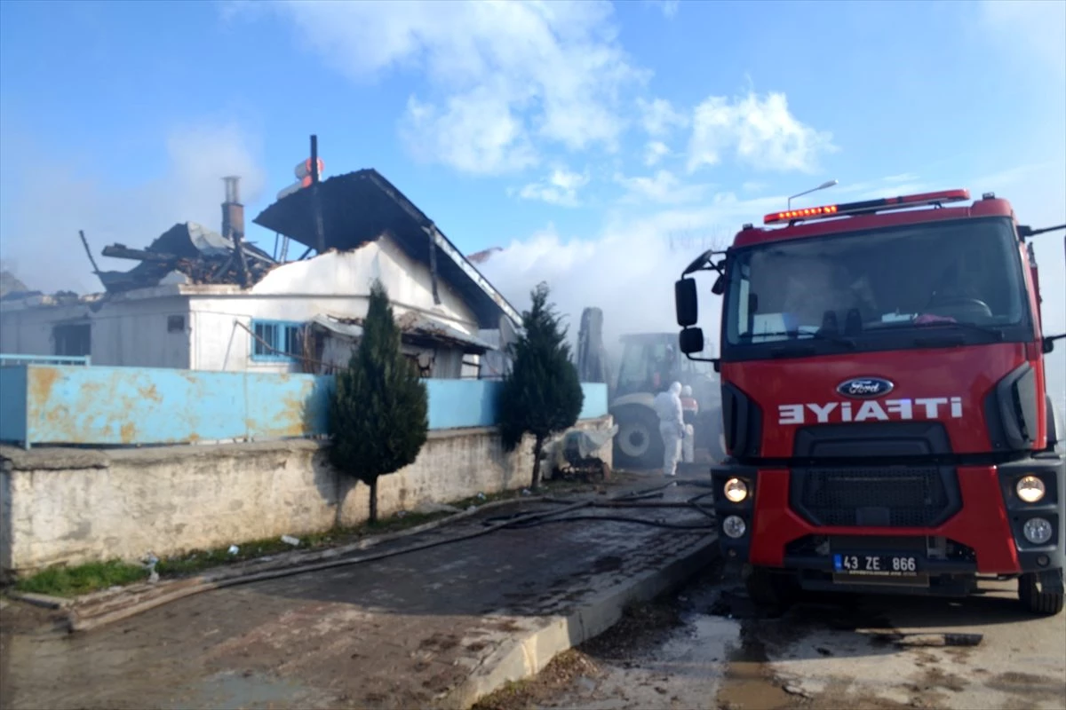 Şaphane Kaymakamı Mahmutoğlu evi yanan kadını ziyaret etti