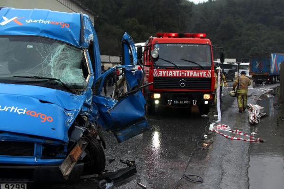 Sarıyer\'de minibüsle kamyonet kafa kafaya çarpıştı; yol savaş alanına döndü