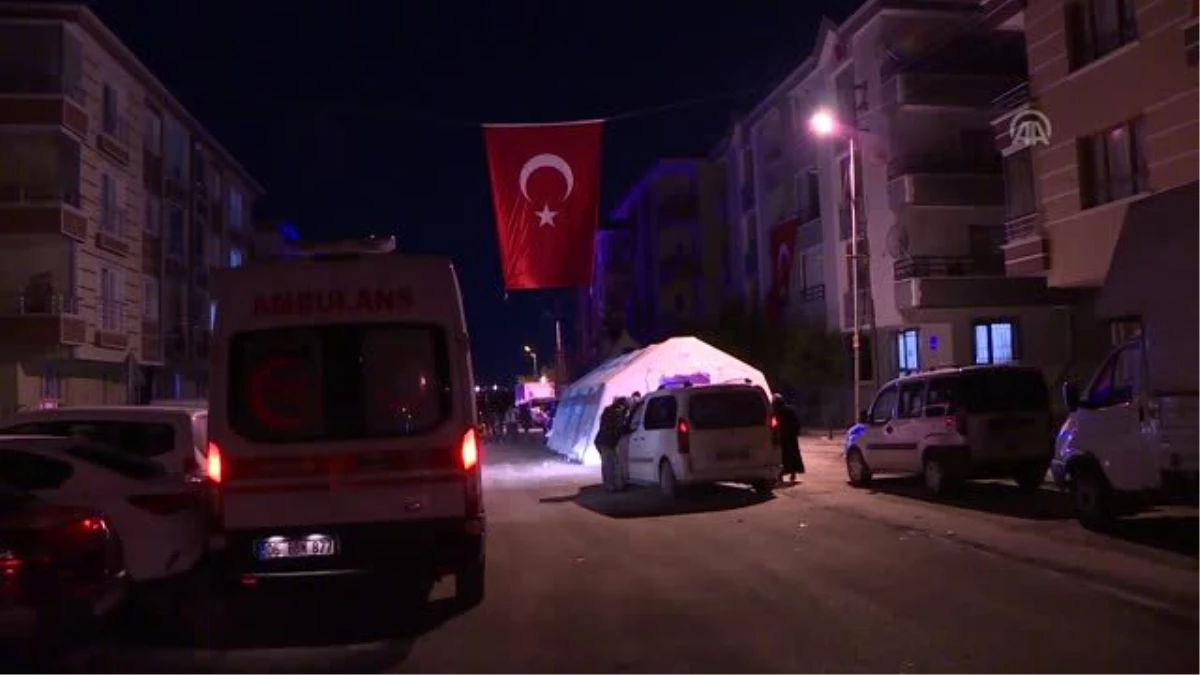 Şehidin Ankara\'daki evi Türk bayraklarıyla donatıldı