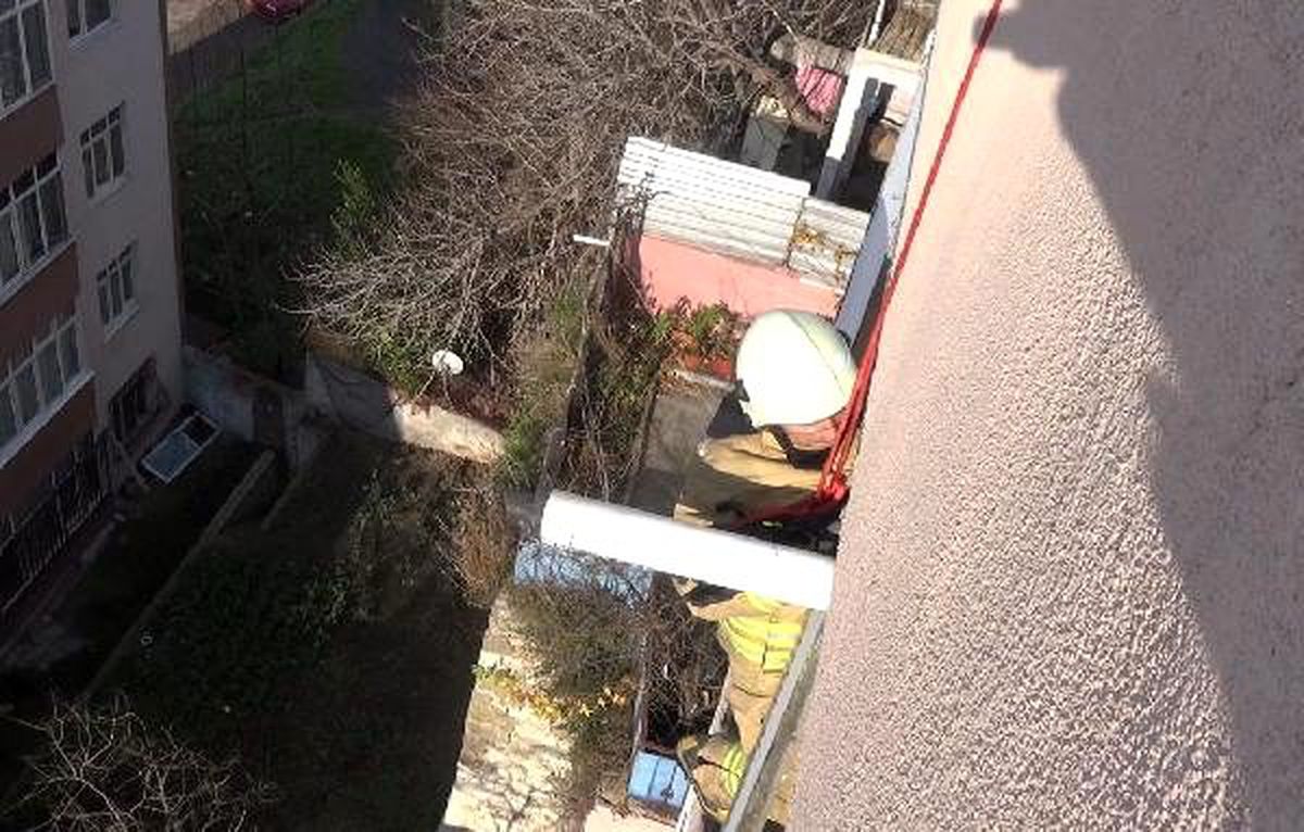 Silivri\'de düşerek evinde mahsur kalan kadını kurtarma operasyonu